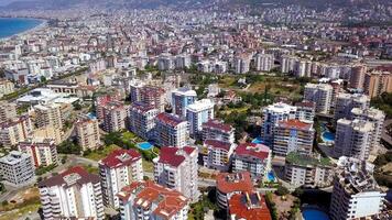 Haut vue de recours ville avec hôtels. agrafe. nombreux à plusieurs étages hôtels avec nager piscines sont situé dans du sud recours ville video