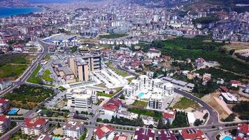 Haut vue de recours ville avec gratte-ciel bâtiments. agrafe. magnifique moderne ville avec à plusieurs étages bâtiments et hôtels pour été vacances recours video