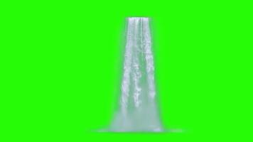 mooi natuurlijk en echt waterval water vallend van de rots groen scherm video