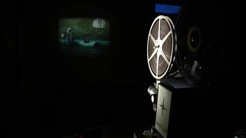 tournant sur appareilfilm négatif robinet montrant film dans cinéma projection lumière video