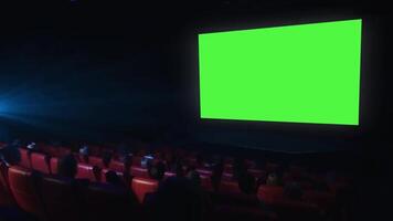 mostrando il film su cinema o Teatro schermo persone Guardando verde schermo video