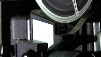 tournant sur appareilfilm négatif robinet montrant film dans cinéma projection lumière video