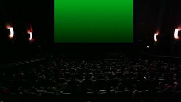 som visar de film på bio eller teater skärm människor tittar på grön skärm video