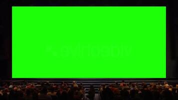 tonen de film Aan bioscoop of theater scherm mensen Aan stoelen groen scherm video