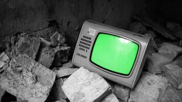 vecchio rotto tv su il pavimento film mostrare verde schermo video
