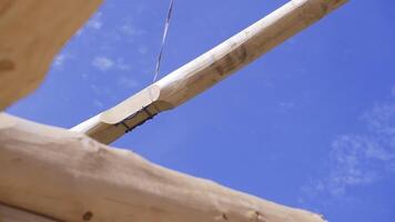 grua ascensores haz en antecedentes de azul cielo. acortar. grua a construcción sitio ascensores pesado tratado madera a construcción sitio video