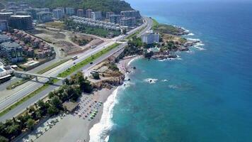 parte superior ver de playa recurso pueblo por azul mar. valores imágenes. genial sitio para verano fiesta por mar. moderno ciudad con hermosa hoteles situado en montaña costa video