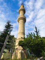 mezquita torre en un pueblo foto