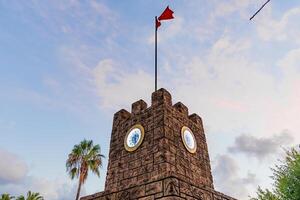 turco bandera en un antiguo torre foto