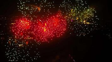 Antenne Aussicht auf schön Feuerwerk Anzeige im das Nacht Himmel. Aussicht von das Himmel auf großartig Feuerwerk video