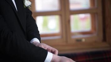 homme boutonnage sur une noir veste. mariage détails - élégant jeune marié habillé mariage smoking costume est attendre pour le la mariée. homme d'affaire boutonnage veste, avoir habillé. jeune marié boutons veste video