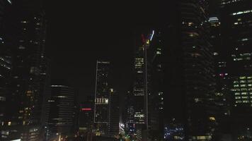 Singapore - 25 september 2018. nacht architectuur, wolkenkrabbers met glas facade en bijna leeg weg. schot. modern gebouwen in bedrijf wijk, avond verkeer Aan een straat. video