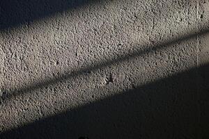 luz de sol haz con sombra en grunge hormigón pared textura antecedentes. foto