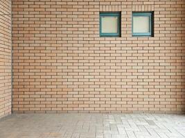 mínimo ladrillo habitación antecedentes con dos ventanas foto