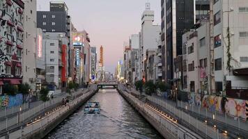 osaka, Giappone su settembre 30, 2023. il dotonbori fiume separa shinsaibashi e namba, e il dotonbori ponte è il incontro punto per queste Due vicino le zone. video