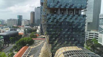 Singapur - 25 septiembre 2018. cerca arriba ver para vertical bosque edificio en el centrar de el ciudad, naturaleza ahorro concepto. disparo. moderno, extraordinariamente diseñado edificio con muchos arboles en el balcones video