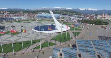 sotsji, Rusland Sotsji olympisch brand kom in de olympisch park antenne. Sotsji olympisch brand kom in de park. centraal stella en stadion vissen gebouwd voor winter spellen. olympisch voorwerpen van winter spellen 2014 video