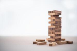 negocio riesgos en el negocio. requiere planificación meditación debe ser Cuidado en decidiendo a reducir el riesgo en el negocio. como el juego dibujó a un de madera bloquear desde el torre foto