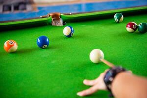 el joven hombre estaba puntería para un blanco snooker foto