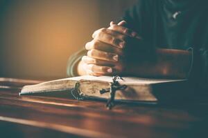 manos mujer tendido en el bíblico mientras Orando para cristiano religión bendiciones y orar a Dios foto