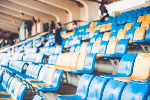 filas de el plastico asientos en un tribuna, silla en un estadio, sentado zona para espectador foto