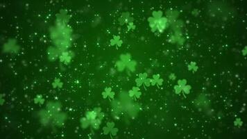 chanceux trèfles, brillant étoiles et embrasé étincelant particules sur une foncé vert pente Contexte. cette Saint patrick's journée fête fête Contexte animation est plein HD et une sans couture boucle. video