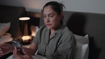 ein Frau war verärgert wann sie empfangen Schlecht Nachrichten beim ihr Eltern' Zuhause nach sie stellen Nieder das Telefon. video