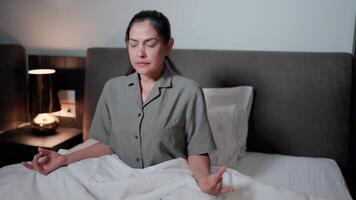 mujer practicando yoga en el dormitorio haciendo yoga en el cama video