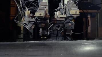 gammal fabrik av bil komponenter produktion. lager av ett aluminium rör. de produktion av metall rör. rör svetsning. industriell zon, stål rörledningar och Utrustning. metall rör i en lager video