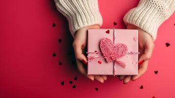 ai generado cerca arriba en hembra manos participación un regalo en un rosado corazón regalos para enamorado día, cumpleaños, de la madre día. plano laico san valentin día fondo, aislado en rojo antecedentes foto