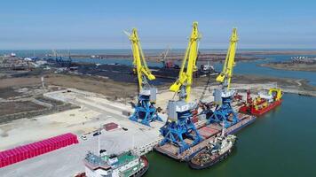 antenne bezig met laden de containers door kraan , handel haven , Verzenden. kranen voor bezig met laden, lossen en sorteren van containers. houder lading vracht schip met werken kraan brug in scheepswerf Bij schemer voor video