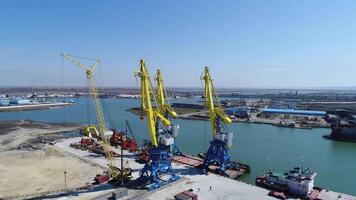 aérien chargement le conteneurs par grue , Commerce Port , expédition. grues pour chargement, déchargement et tri de conteneurs. récipient cargaison cargaison navire avec travail grue pont dans chantier naval à crépuscule pour video