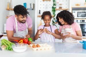 familia con adorable hijas reunido en moderno cocina Cocinando juntos.disfrutar comunicación y cocina pasatiempo concepto. foto