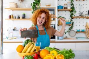 joven mujer es en el cocina, ella tiene inalámbrico auriculares en, ella es bailando y canto foto