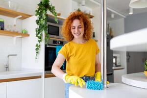 retrato de un hermosa ama de casa limpieza polvo con protector amarillo guantes. mujer contento limpieza concepto foto