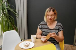 mujer a un café mesa tendido fuera tarot tarjetas foto