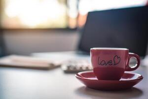 café taza con amor es metido en el escritorio. foto