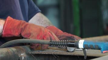 industrieel fabriek.klein ijzer hamer en staal vormen voor stempelen. klem. lasser werkplaats tafel Bij fabriek. professioneel gereedschap voor metaal productie. klein hamer. detail schot van hamer smeden heet video