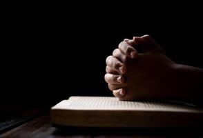manos mujer tendido en el bíblico mientras Orando para cristiano religión bendiciones y orar a Dios foto