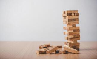 juego dibujó a un de madera bloquear desde el torre.concepto negocio riesgos en el negocio. requiere planificación meditación debe ser Cuidado en decidiendo a reducir el riesgo en el negocio. foto