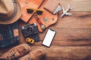 accesorios de viaje disfraces. pasaportes, equipaje, el costo de los mapas de viaje preparados para el viaje foto
