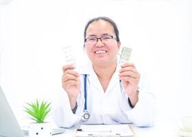 retrato de un hembra médico en un blanco antecedentes dando conocimiento acerca de fármaco utilizar foto