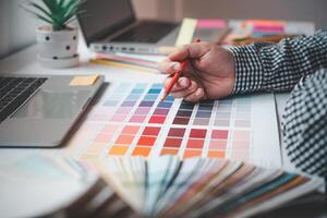el gráfico diseñador creativo equipo es actualmente trabajando en el diseño y color selección en el guía color para publicidad diseño. foto