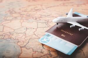 pasaportes metido en un mundo mapa concepto viaje foto