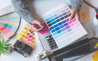 el gráfico diseñador creativo equipo es actualmente trabajando en el diseño y color selección en el guía color para publicidad diseño. foto