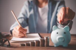 mano participación moneda con cerdo cerdito banco. ahorro y financiero cuentas concepto foto