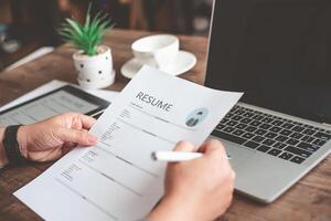 personas son revisando trabajo aplicaciones antes de relleno fuera su currículum en el trabajo solicitud formar en orden a aplicar para un trabajo a un compañía. foto