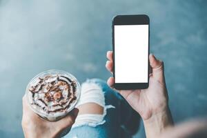 asiático negocio mujer mano utilizando y conmovedor inteligente teléfono con blanco blanco vacío pantalla. foto