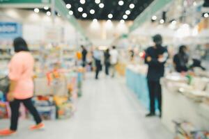 resumen difuminar compras centro comercial de personas quien caminar pasado cada otro a tienda en el centro comercial. foto