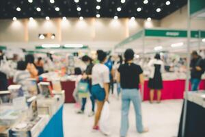 resumen difuminar compras centro comercial de personas quien caminar pasado cada otro a tienda en el centro comercial. foto